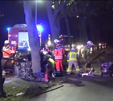 Accident dramatic în Germania. Un român a pierdut controlul volanului și s-a izbit de un copac. Soția și unul dintre copii au murit