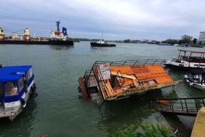 O navă cargo uriaşă a distrus şi scufundat un ponton pe faleza din Tulcea