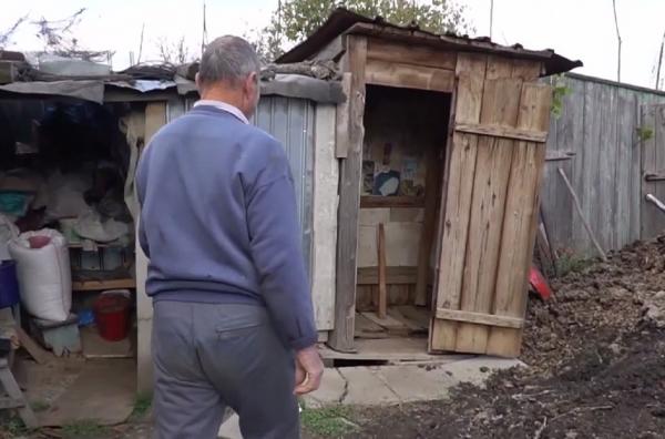 În Botoşani, oamenii au canalizare la poartă, dar spun că toaleta din curte e mai uşor de întreţinut