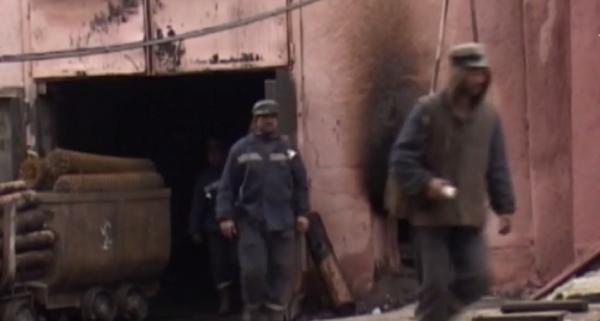 Minerii protestează în Valea Jiului. Peste 100 de ortaci sunt blocaţi în subteran în minele Paroşeni şi Uricani