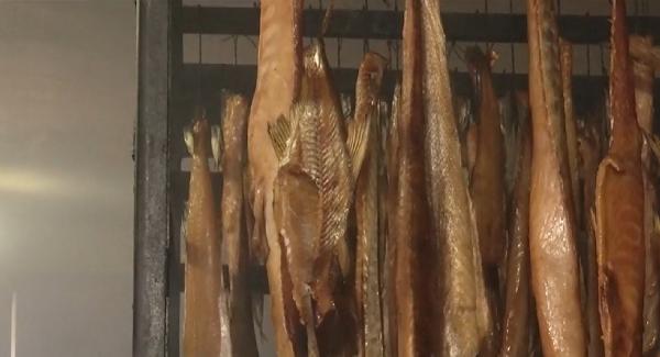 Turiştii din Deltă se bucură de produsele din peşte afumat