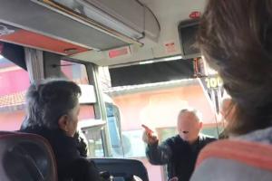 Scandal în autocar, călătoare bruscată şi jignită, după ce femeia s-a aşezat pe locul din spatele şoferului (Video)