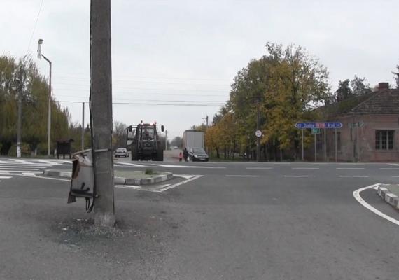 Dorel a lăsat un stâlp de iluminat în mijocul drumului naţional care leagă Aradul de Oradea