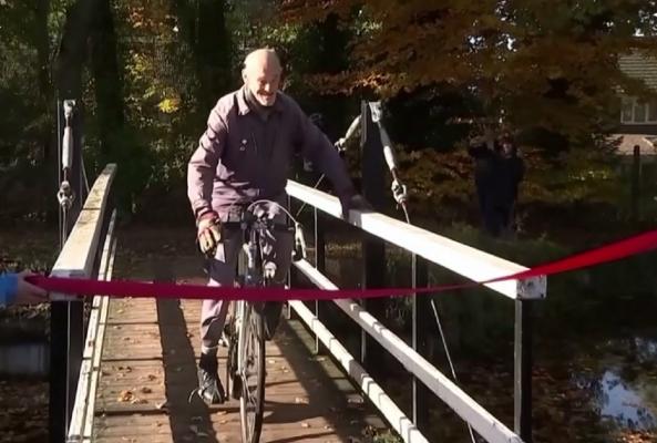 Un bărbat de 82 de ani, primul britanic care a reuşit să pedaleze 1 milion de mile