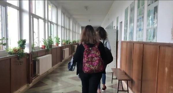 Două bucătărese de la un liceu din Bacău au furat din mâncarea elevilor