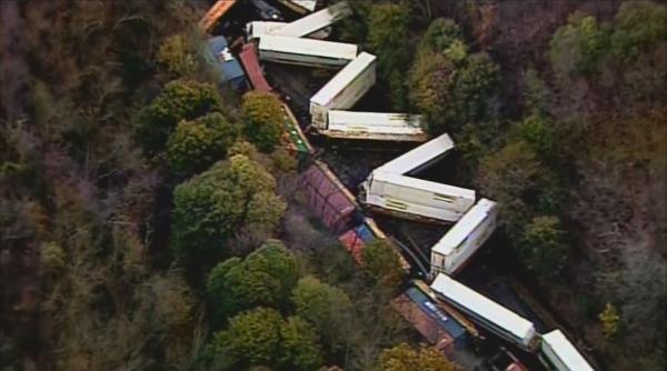 Două trenuri s-au făcut praf într-un accident feroviar în SUA