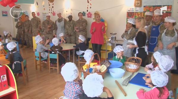 Militarii americani de la Kogălniceanu au gătit alături de copiii unei grădinițe din Constanța