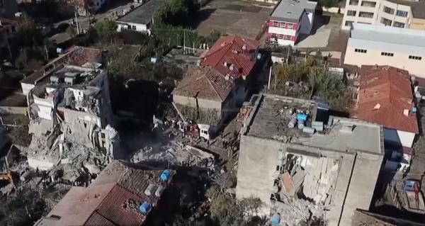 Zeci de pompieri români ajută autorităţile albaneze să caute supravieţuitori, după cutremurul devastator