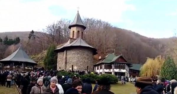 Sărbătoare mare la Mănăstirea Prislop. Arsenie Boca, comemorat de mii de credincioși