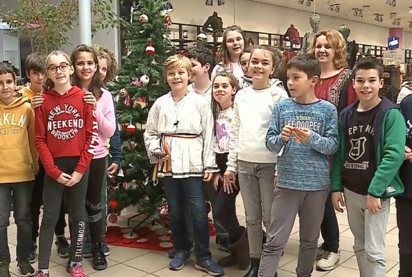 400 de copii au împodobit deja brazii cu globuri croşetate într-un mall din Târgu Mureş