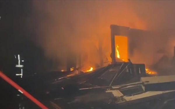 Incendiu violent în Craiova. O hală industrială de la periferia oraşului a luat foc
