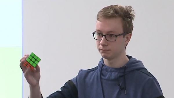 Un adolescent campion din Târgu Mureș rezolvă cubul Rubik în câteva mișcări