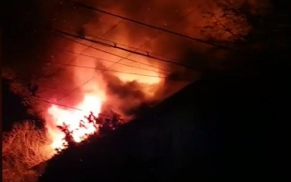 Incendiu de proporţii în Gara Curtici din Arad. Acoperişul unei clădiri de birouri şi locuinţe de serviciu a ars ca o torţă