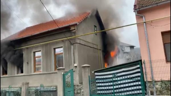 Un incendiu puternic a distrus o casă din Reșița. Proprietara a avut nevoie de îngrijiri medicale