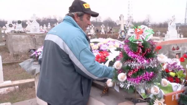 Brăduţ de Crăciun pe mormântul Adrianei, fetiţa de 11 ani ucisă de un olandez în Dâmboviţa
