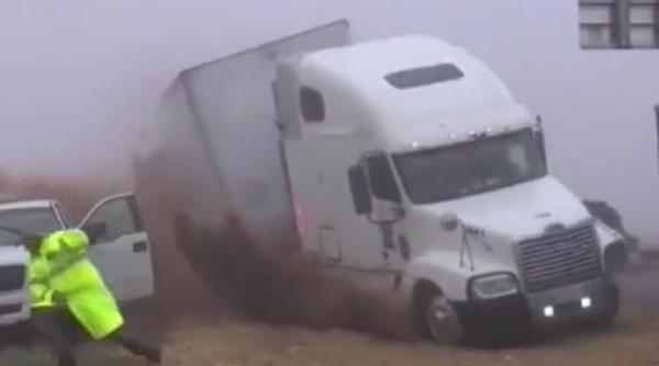Accident dramatic pe o şosea învăluită în ceaţă din Texas