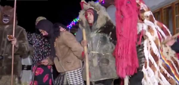 Tradițiile de Revelion nu s-au pierdut. În Bucovina au răsunat colindele și urăturile mascaților