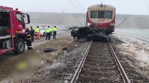 Audi strivit de tren în Arad, şoferul a murit, o tânără de 20 de ani gravă rănită (video)