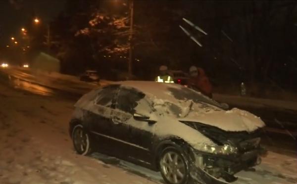Accidente pe șosele, mașini blocate în zăpadă. Avertismentul meteorologilor