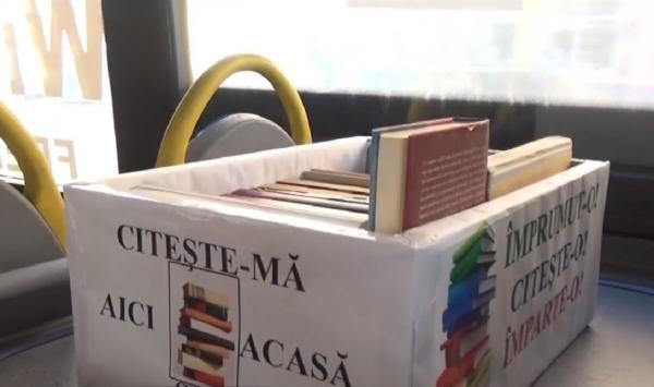 În Reşiţa, cei care merg cu autobuzul pot citi cărţi până la destinaţie