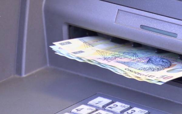 Trei indivizi cu probleme psihice din Oradea au reuşit să fenteze securitatea unei bănci şi au păgubit mai mulţi clienţi