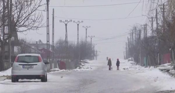 Un drum din Iași pune în pericol viețile localnicilor. Craterele din șosea fac praf toate maşinile
