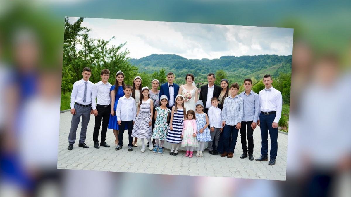 Familia Văcaru din Argeș, cea mai numeroasă din România - 2 soți și 20 de  copii