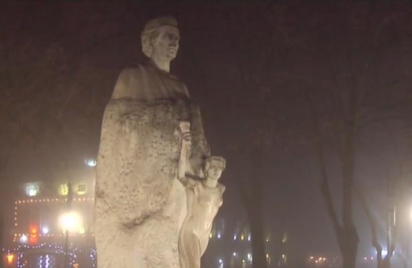 Statuia lui Mihai Eminescu din Galaţi, păzită non-stop, după ce a fost furată de 20 de ori