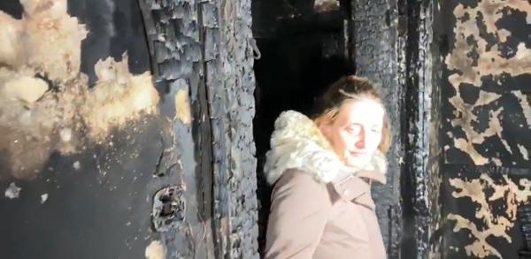 Mama frăţiorilor morţi în incendiul din Timişoara a revenit în casa arsă: "Aici era camera copiilor"
