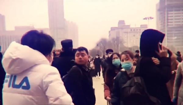 Locuitorii din oraşele închise de virusul fără leac, din China, se bat pe mâncare în supermarketuri (Video)