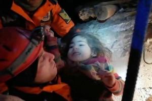 Fetiță îngropată în dărâmături de cutremurul din Turcia, salvată după 24 de ore (Video)