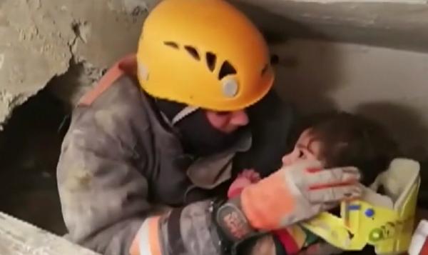 Fetiţă de doi ani, scoasă teafără de un pompier de sub ruine, după cutremurul din Turcia