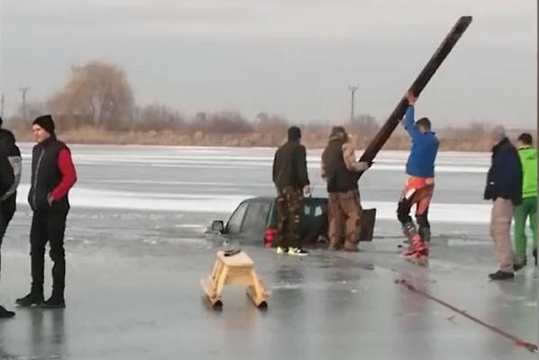 Un şofer din Covasna a căzut cu maşina de teren în mijlocul unui lac îngheţat (Video)