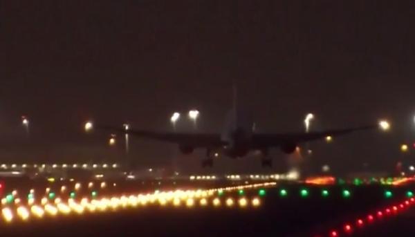 Aterizare reușită pe aeroportul din Madrid a avionului care și-a pierdut o roată