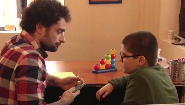 Copiii cu autism, tratați cu eforturi enorme ale părinților. Ministrul Sănătăţii promite schimbarea legii