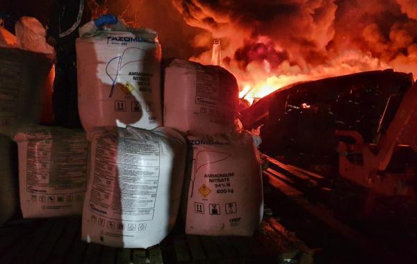 Hala care a luat foc în Ilfov conținea saci cu azotat de amoniu. Un dezastru a fost evitat (Video)