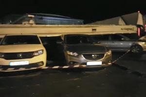 Un panou publicitar uriaş, dărâmat de vânt, a făcut praf 5 maşini, la Cluj (Video)