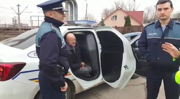 Un şofer beat se amuză după ce a lovit maşina Poliţiei: "Hai că am fost băiat finuţ" (Video)