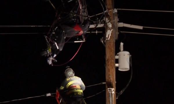 Parapantist prins în cablurile unei reţele de înaltă tensiune, în California