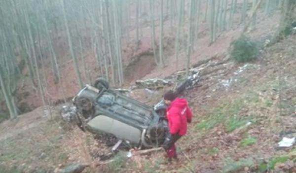 Mașină căzută într-o râpă, pe drumul Cârţişoara-Bâlea Cascadă, pe Transfăgărăşan