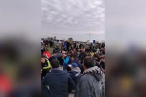 Români disperați la granița Austriei cu Ungaria. Au cântat "Deșteaptă-te române" stând pe jos, în semn de protest