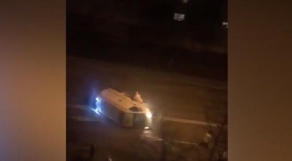 O ambulanţă care transporta un pacient aflat în izolare s-a răsturnat în Alexandria