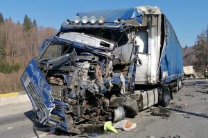 Două cabine de camion complet distruse pe Valea Prahovei, după ce s-au izbit frontal. Imagini cumplite pe șosea (video)