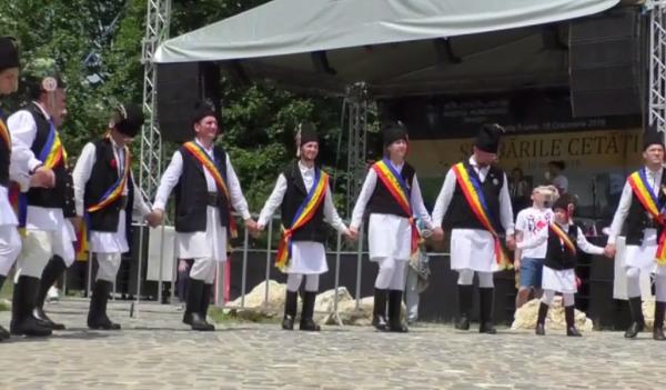 Sărbători pascale cu tradiții în suflet. În Scheii Brașovului, faimoşii juni vor sta acasă de Paşte