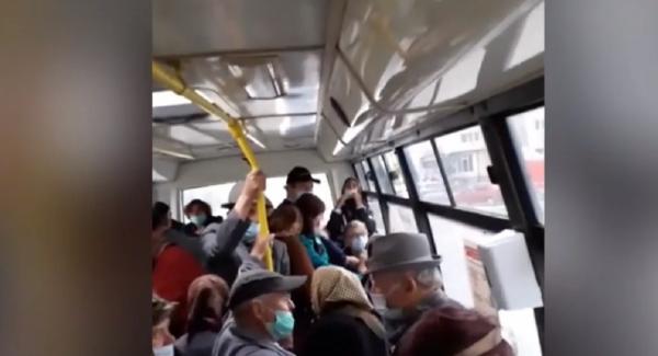 Pasageri surprinși înghesuindu-se într-un autobuz, în Dej (Video)