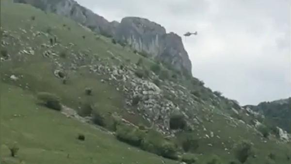 Turiști luați cu elicopterul dintre stânci, după ce s-au aventurat în munţi