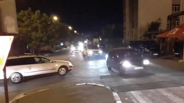 Zeci de oameni dintr-un cartier din Buzău au sărbătorit în stradă ieșirea din carantină (Video)