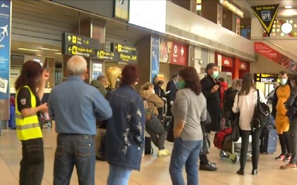 Zeci de români, plecare cu peripeții de pe Aeroportul Otopeni spre Spania