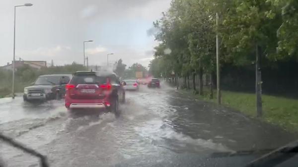 O furtună în București a provocat inundații pe mai multe străzi