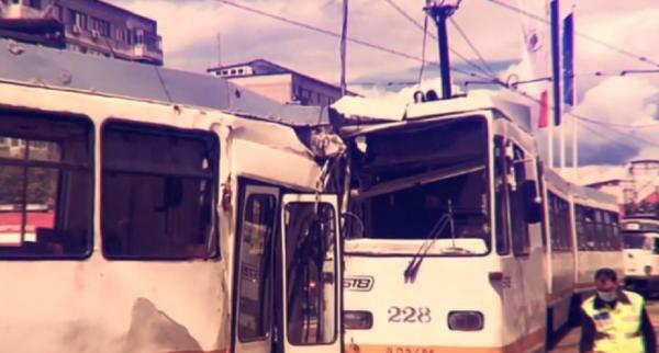 Accidentul dintre cele două tramvaie, din București, surprins de o cameră de bord (Video)